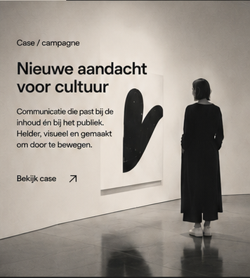 Bezoeker kijkt naar een kunstwerk in een galerie.